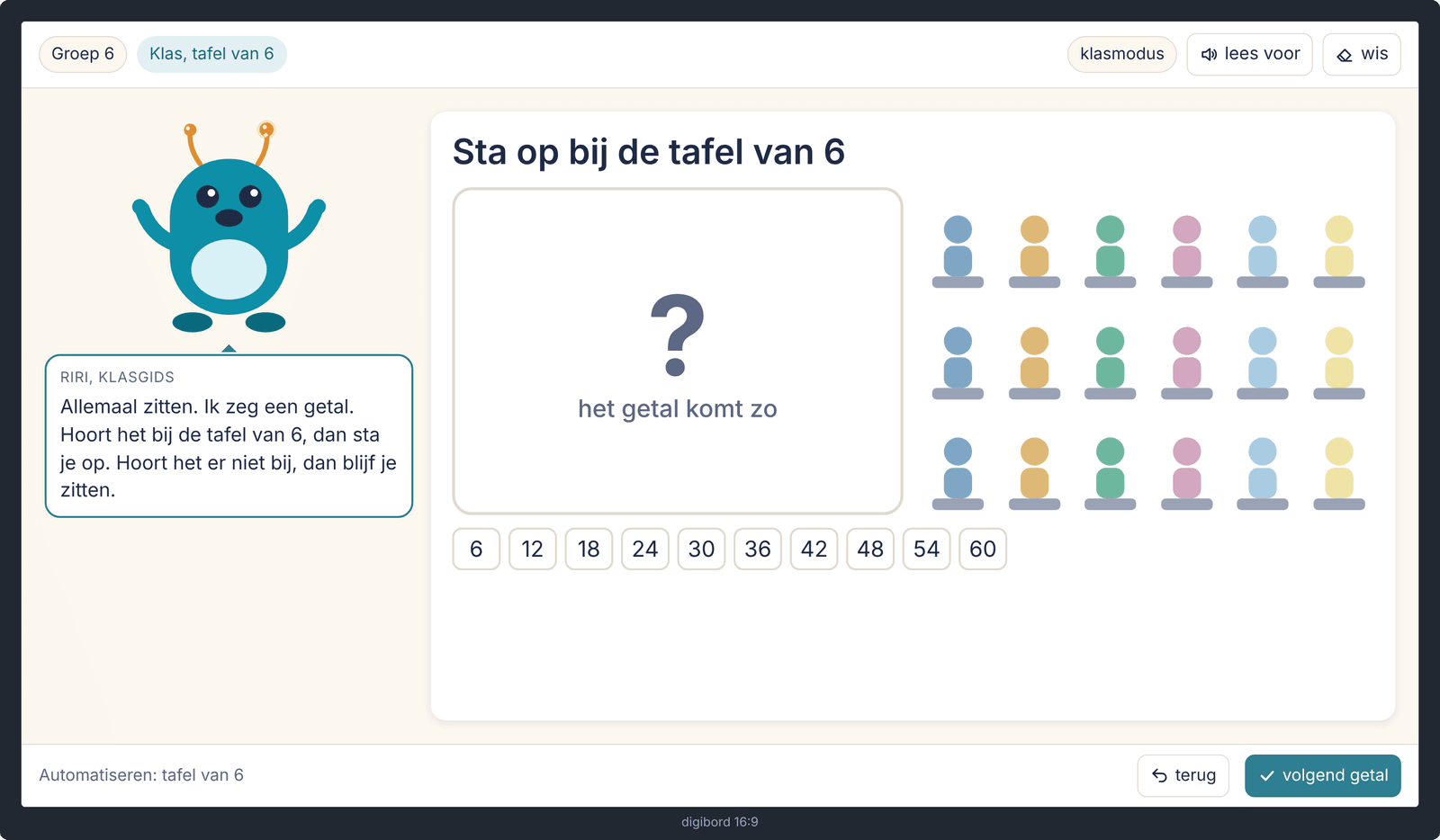 Digibordscherm met de opdracht: sta op bij de tafel van 6. RiRi legt uit dat de klas opstaat als een getal bij de tafel van 6 hoort. Rechts staan getekende kinderen, onderaan de getallen 6 tot en met 60.